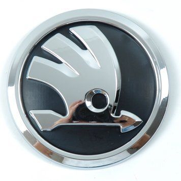 Эмблема "Skoda" 89мм перед (Fabia 11>15/Rapid 12>15, скотч 3M, 2 пукли, 5J0853621AUL)