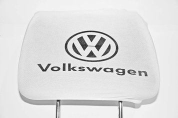 Чохол підголовників VW білий чорний логотип &mdash; основне фото товару