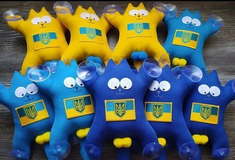 Игрушка на присоске "Кот Саймон" Флаг и Герб Украины &mdash; основное фото товара