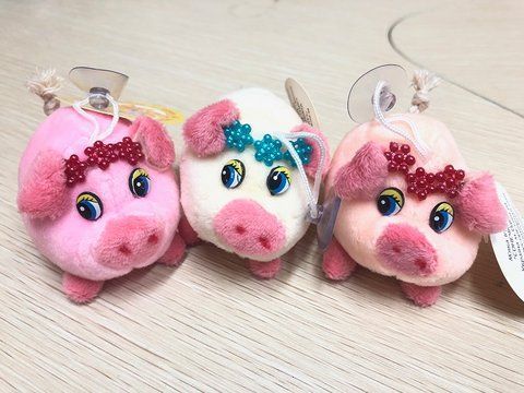 Игрушка на присоске Свинка с короной 7см №7 &mdash; основное фото товара