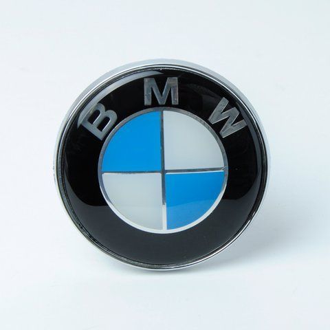 Эмблема "BMW" 82мм капот (2 пукли, цельная) &mdash; основное фото товара