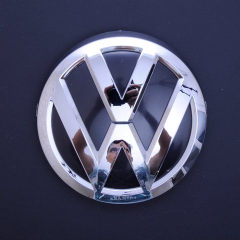 Эмблема "VW" 138мм (Passat 2015-/Jetta 15-/Golf 2017-/Polo 18-/Touareg 16-, 3G0853601BDPJ) &mdash; основное фото товара