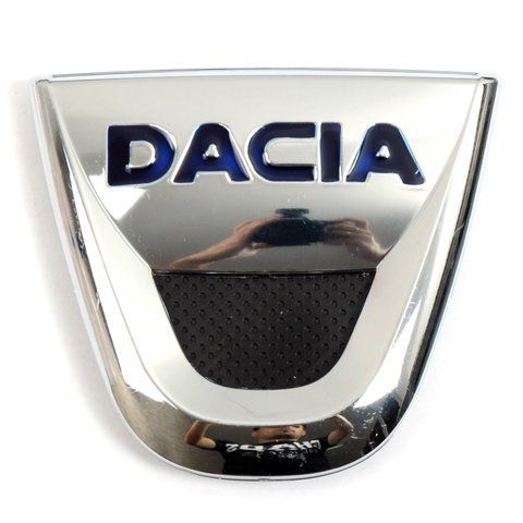 Эмблема "Dacia" Duster передняя (4 штырька, H=120мм, 5586B) &mdash; основное фото товара